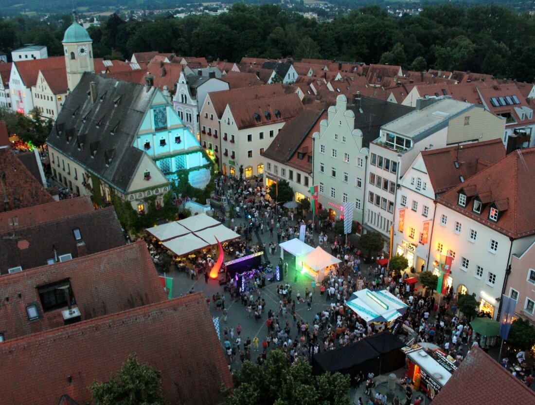Weiden. Eine laue Sommernacht und Musiker, Künstler, romantische Lichteffekte überall in der Fußgängerzone und der Altstadt: Als “Weiden träumte” fühlte es sich ein bisschen an wie Urlaub. Bei sommerlichen Temperaturen [&hellip;]