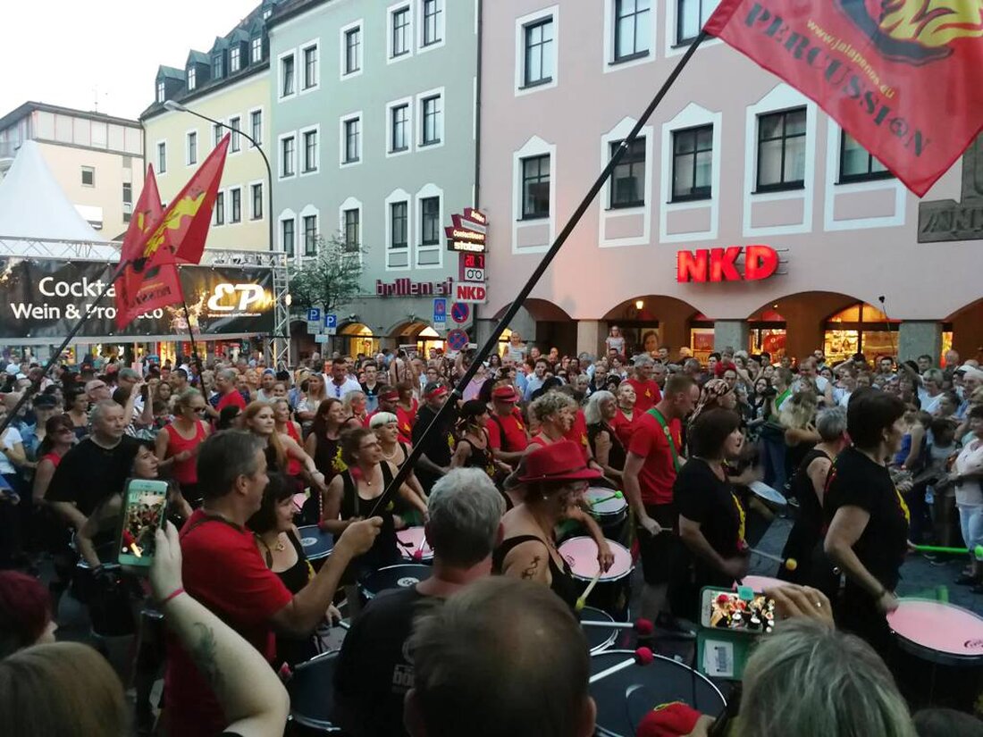 Weiden. Laue Sommernacht, bunte Lichter und eine Altstadt, die vor Besuchern nur so trotz: Das war Weiden träumt 2018!  Das Wetter war hervorragend, kein Wunder also, dass sich die Massen [&hellip;]