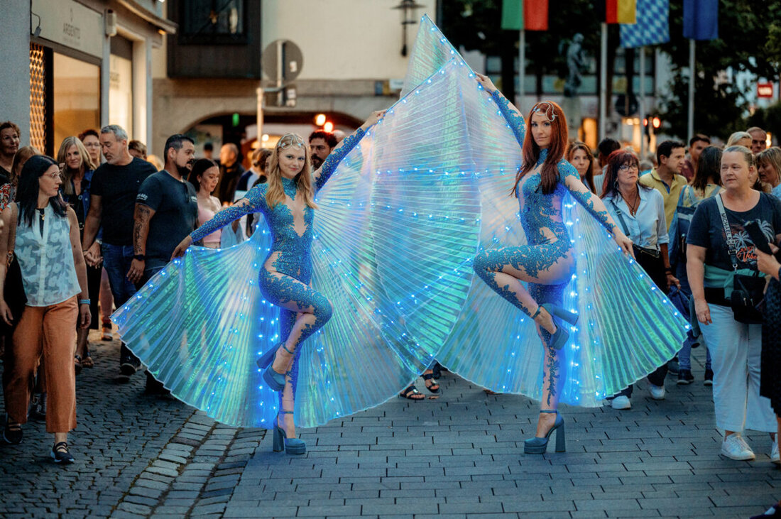 Weiden. „Weiden träumt“ verwandelt die Innenstadt mit Musik, Kunst und bunten Lichtskulpturen in eine Traumlandschaft, ergänzt durch einen Kunsthandwerkermarkt und verlängerte Ladenöffnungszeiten bis 24 Uhr.