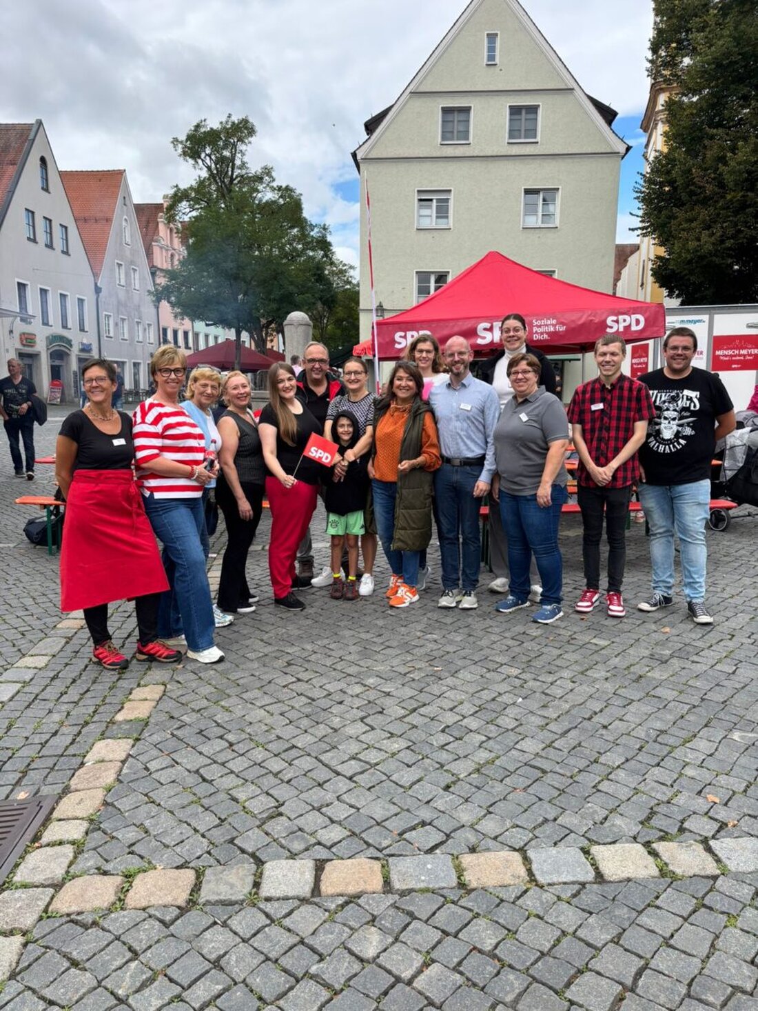 Weiden. Großer Andrang beim Burger-Grillen der SPD Weiden: Unter dem Motto „Burger für Bürger“ lud der SPD-Stadtverband am Wochenende in die Innenstadt ein – und die Resonanz übertraf die Erwartungen. 