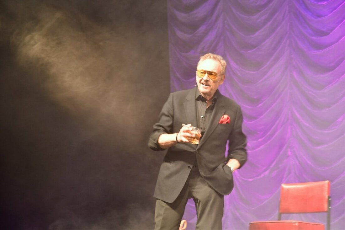 Weiden. Im Vergleich zum Weinviertel vor den Toren Wiens sei die Oberpfalz eine Partymeile stellte Kabarettist und Schauspieler Josef Hader auf der Bühne der Max-Reger-Halle fest. Fast gelang es ihm, diese Party mit seinen Gästen zu schmeißen.