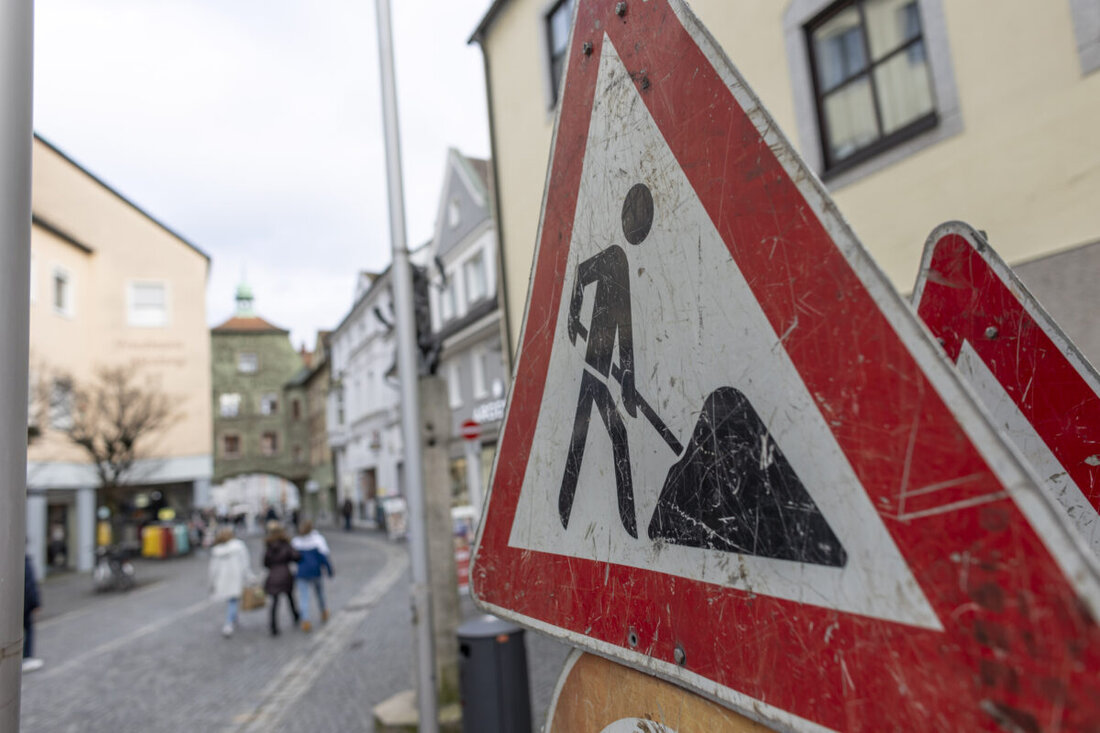 Weiden. Die Stadtwerke Weiden erneuern seit dem 2. Juni die Hauptwasser- und Gashauptleitung in der Dr.-Kilian-Straße; die Arbeiten dauern voraussichtlich noch 4 Wochen.