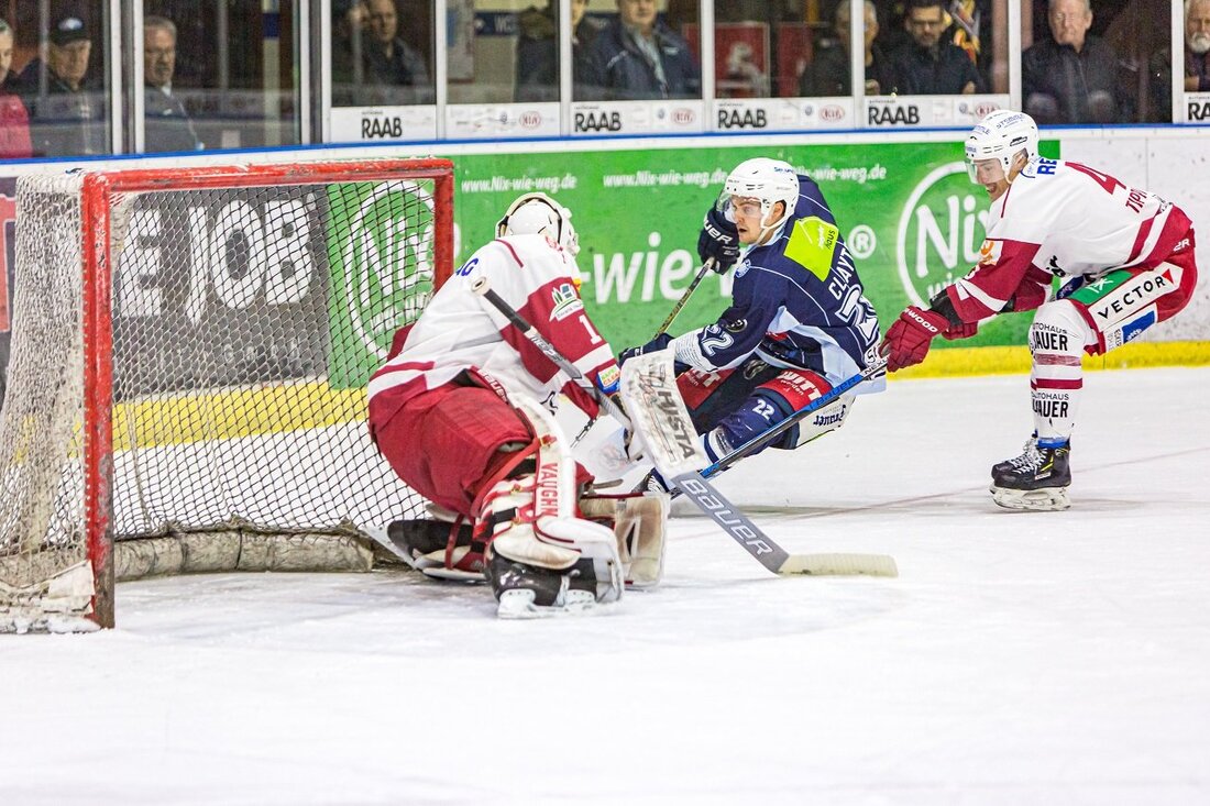 Weiden. Die Blue Devils Weiden vermelden einen Abgang: Der Kanadier Chase Clayton verlässt den Weidener Oberligisten. Der 25-jährige hat auch bereits einen neuen Verein gefunden. Er schließt sich den Black [&hellip;]