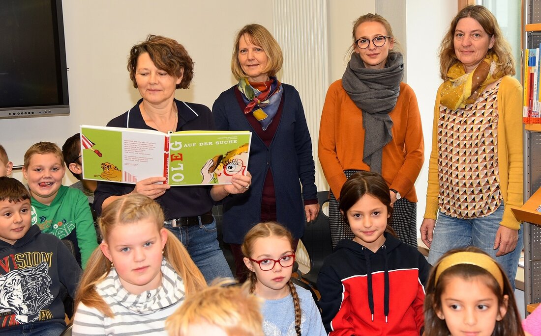 Weiden. “Lesen ist Bewegung im Kopf.” Unter diesem Motto traf sich die Albert-Schweitzer-Schule in der Regionalbibliothek Weiden zum bundesweiten Vorlesetag. Dabei lauschten die Schüler gespannt den Geschichten um Luis, Thekla [&hellip;]