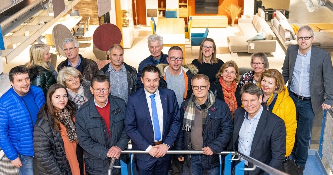 Weiden. Die CSU-Rehbühl und verschiedene Stadtratskandidaten nahmen die Gelegenheit wahr, einmal hinter die Kulissen eines großen Einrichtungshauses zu sehen. Daniel Sindersberger, Chef der Homa Sindersberger Wohnwelt, entführte die Runde im [&hellip;]
