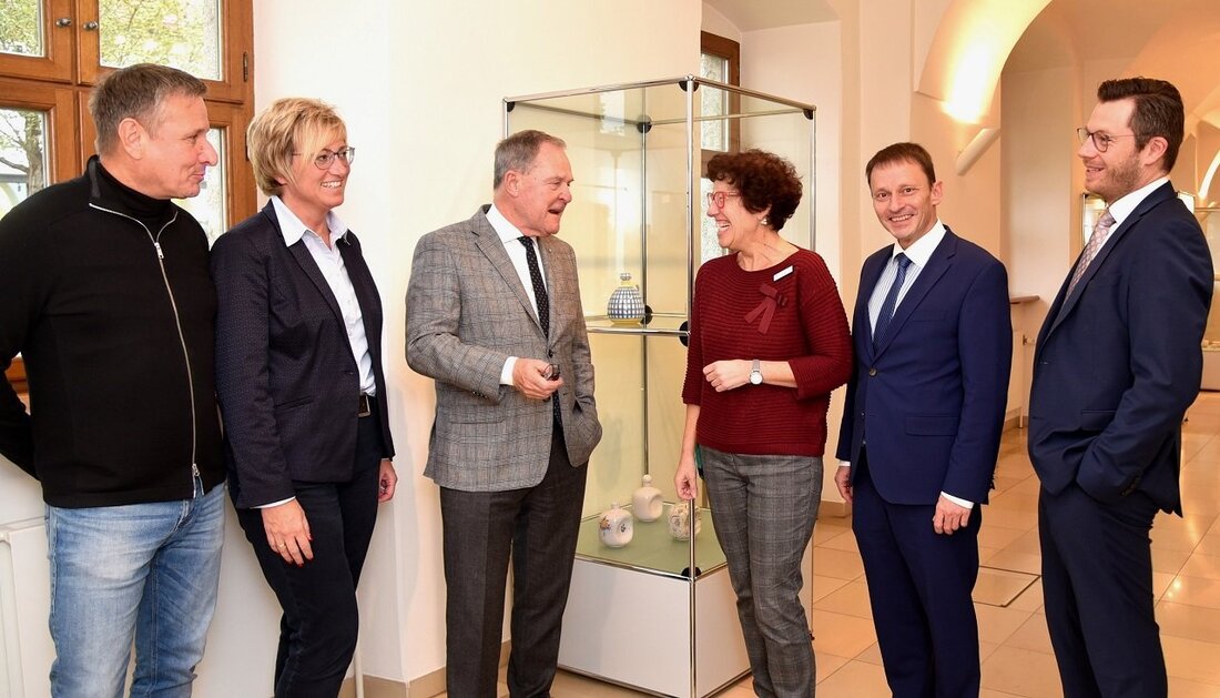 Weiden. Der Vizepräsident des Bayerischen Landtags, Dr. Wolfgang Heubisch, (FDP) besuchte das Internationale Keramikmuseum in Weiden. Sein Besuch galt einer ganz bestimmten Sonderausstellung – nämlich der zu Ehren von Keramikern [&hellip;]