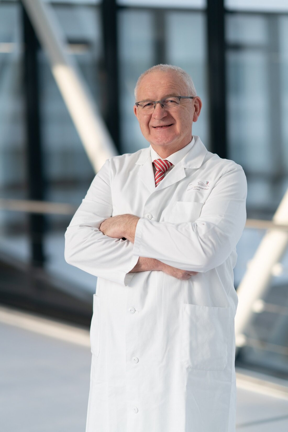 Weiden. Der Bauch zwickt, es ist Zeit für einen Arztbesuch – aber in vielen Fällen wird es dann erst richtig kompliziert. Für Aufklärung sorgt Prof. Dr. Karl-Heinz Dietl, Chefarzt der [&hellip;]