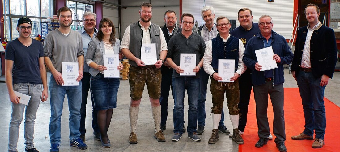 Weiden. Bei der Jahresabschlussfeier des Familienunternehmens Metallbau Korsche GmbH &amp; Co. KG erhielten sieben Mitarbeiter eine Ehrung, für den Werkstattleiter erfolgte die Verabschiedung in den verdienten Ruhestand. Damit nicht genug: Im [&hellip;]