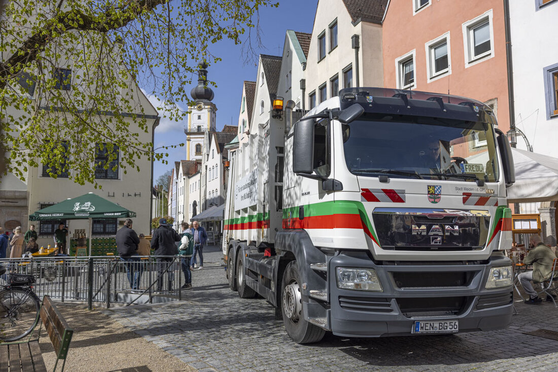 Weiden. Feiertage verschieben Abfuhrtermine vom 22. Dezember 2025 bis 9. Januar 2026. Wertstoffhöfe sind am 24.–26. Dezember, 31. Dezember/1. Januar und 6. Januar geschlossen; Beratung und Sperrmülltelefon pausieren bis 6. Januar.