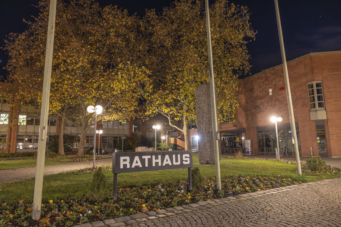 Weiden. Am 27. Dezember ist das Neue Rathaus geschlossen, die Regionalbibliothek, das Keramikmuseum und die Wertstoffhöfe sind jedoch offen. Vom 23. Dezember bis
8. Januar ist die Abteilung Standesamt und Friedhofswesen für den Parteiverkehr geschlossen.