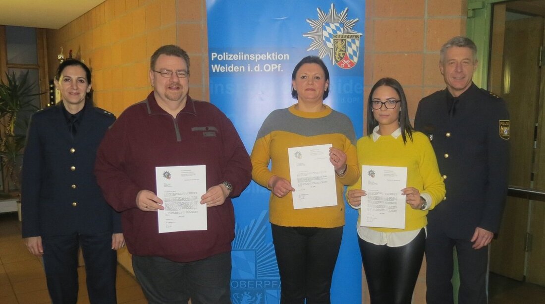 Weiden. Vorweihnachtliche Bescherung bei der Polizeiinspektion Weiden: Vier Bürger erhielten für ihre gezeigte Zivilcourage eine Auszeichnung vom Polizeipräsidenten der Oberpfalz. Am Freitag empfingen Polizeidirektor Klaus Müller und seine Stellvertreterin, Polizeioberkommissarin [&hellip;]