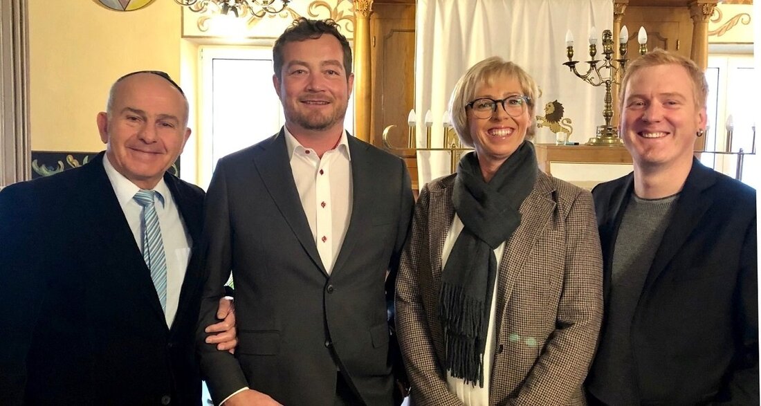 Weiden. Gemeinsam mit der Weidener SPD-Vorsitzenden Sabine Zeidler und Fraktionsvorsitzendem Roland Richter besuchte Bundestagsabgeordneter Uli Grötsch die jüdische Gemeinde Weiden.  Vorsitzender Leonid Shaulov und Sozialpädagogin Marina Jurovetskaia freuten sich über [&hellip;]