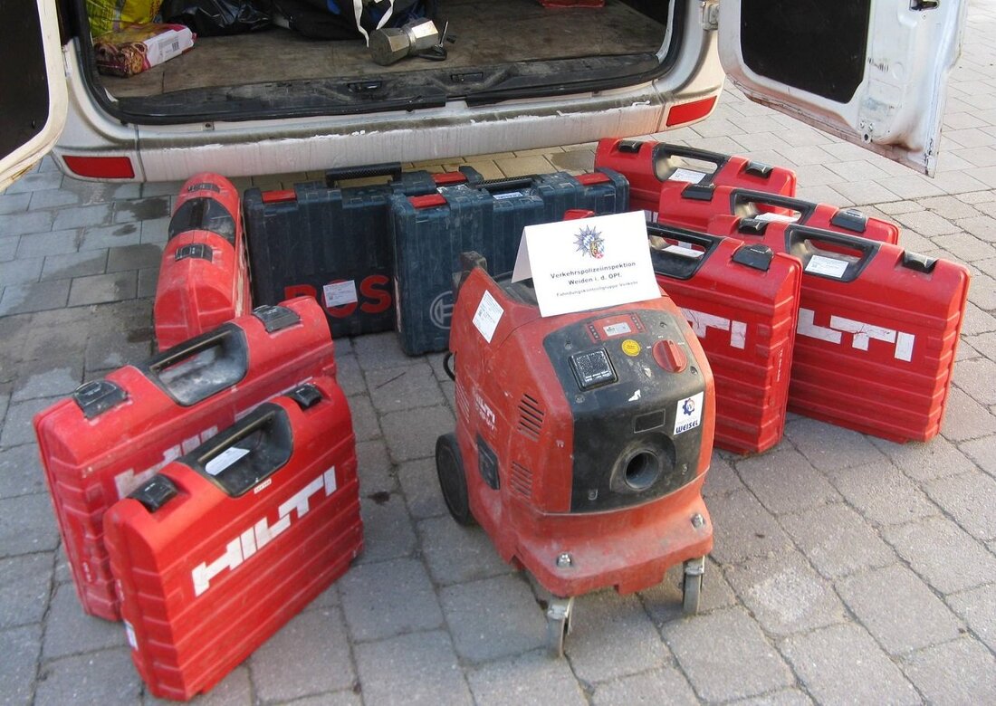 Leuchtenberg. Fahndungserfolg für die Verkehrspolizei Weiden: An der Anschlussstelle Leuchtenberg stoppten die Schleierfahnder einen Kleintransporter. Bei der Kontrolle entdeckten die Beamten im Kofferraum mehrere große Pakete. Darin befanden sich Baumaschinen [&hellip;]