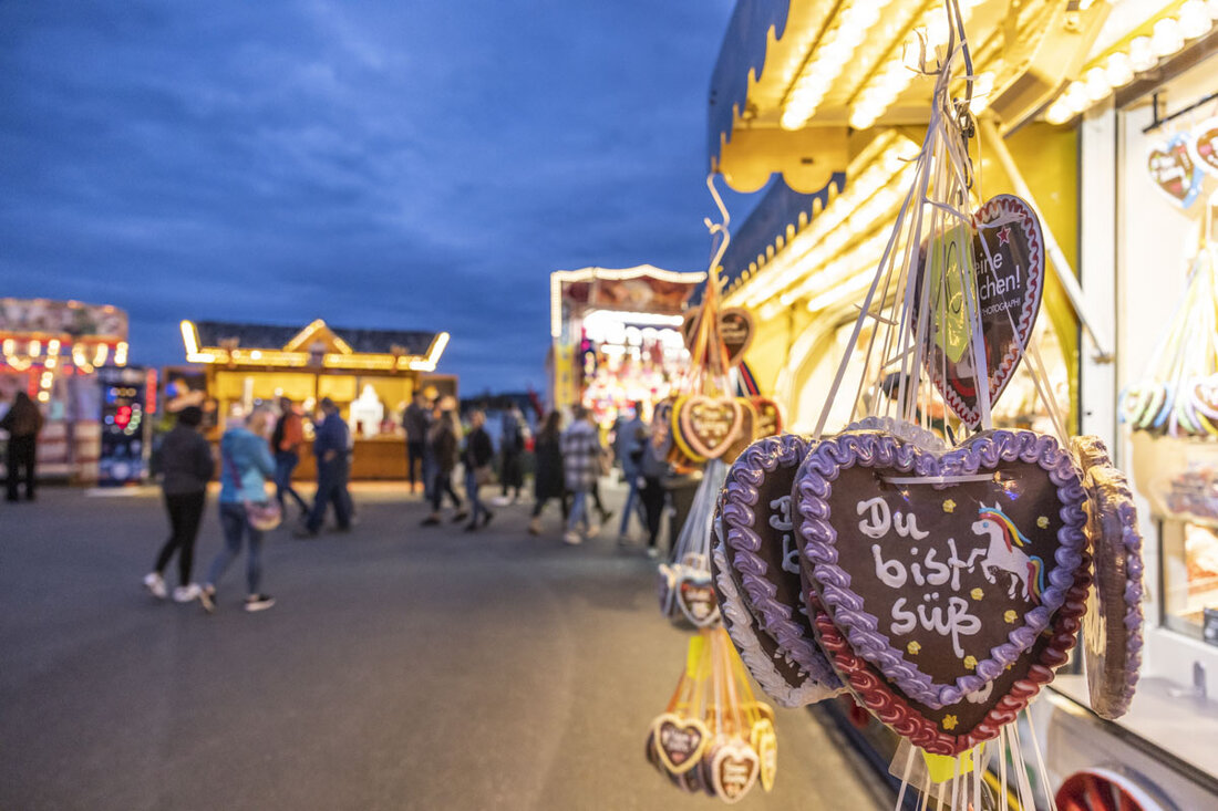 Weiden. Vom 18. bis 22. September 2025 findet auf dem Festplatz an der Conrad-Röntgen-Straße das Volksfest mit Vergnügungspark, kulinarischer Vielfalt und Spitzenbands statt. Die Eröffnung durch Oberbürgermeister Jens Meyer erfolgt am 18. September um 18.30 Uhr, inklusive Standkonzert, Festzug und Bieranstich um 19.30 Uhr.