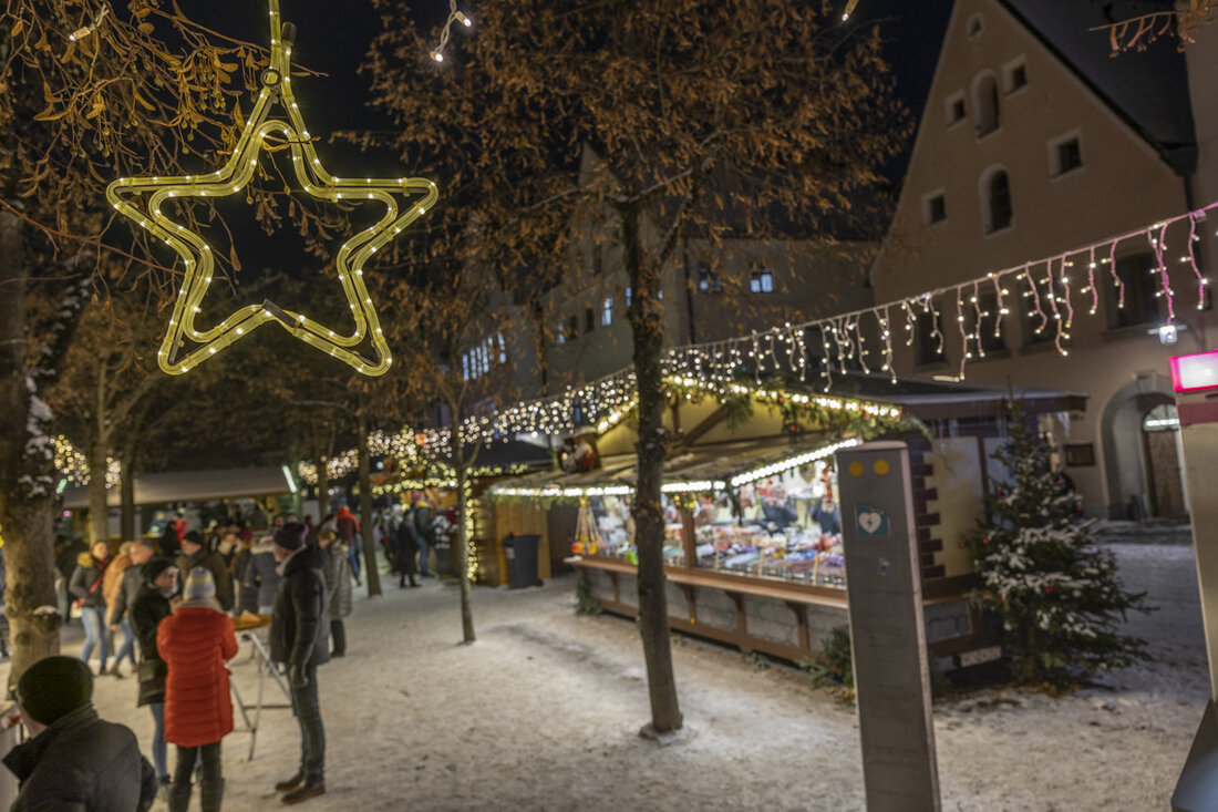 Weiden. Der Christkindlmarkt öffnet bald, die Stadt setzt auf Betonpoller, Sperren und Präsenz. Polizei, Feuerwehr und Ordnungsamt arbeiten eng zusammen. Es gibt keine konkrete Bedrohung, Besucher sollen aufmerksam sein.