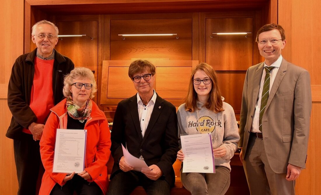 Weiden. Im evangelischen Dekanat Weiden haben drei begeisterte Musikerinnen und Musiker ihre kirchenmusikalische D-Prüfungen im Fachbereich Orgel erfolgreich bestanden. Von Jürgen Wilke Kirchenmusikdirektor Hanns-Friedrich Kaiser und Dekan Dr. Wenrich Slenczka [&hellip;]