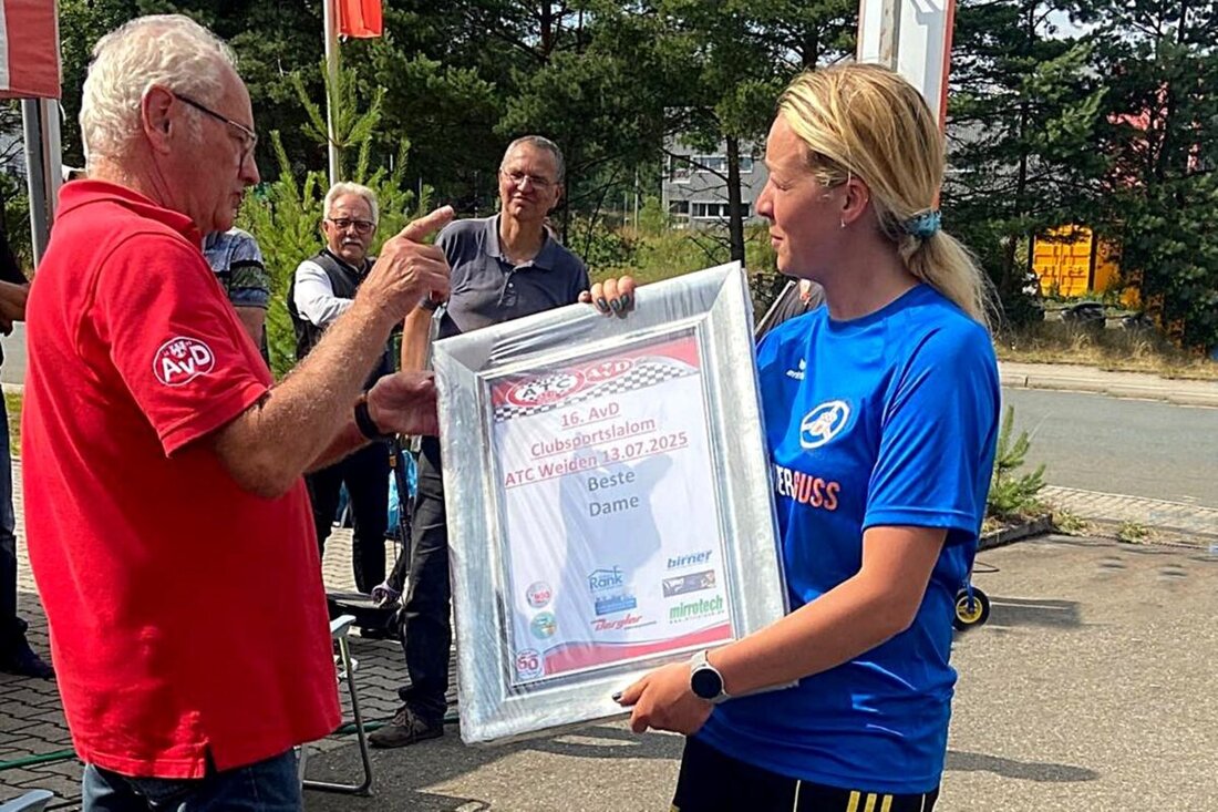 Weiden. Der 16. ATC-Slalom lockte am Wochenende trotz Nieselregens viele Motorsportfans an, mit überraschender Streckenführung und packenden Duellen. Technische Neuerungen wie Live-Übertragung per Kamera verbesserten das Zuschauererlebnis.