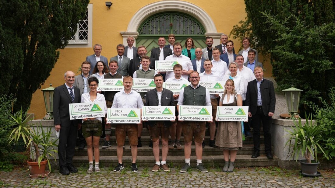 Weiden. Am 16. Juli 2025 feierten 10 Absolventen der Höheren Landbauschule Almesbach ihren Abschluss als „Staatlich geprüfter Agrarbetriebswirt“. Der Jahrgang zeichnete sich durch praktische Erfahrungen und enge Verzahnung mit der lokalen Landwirtschaft aus.