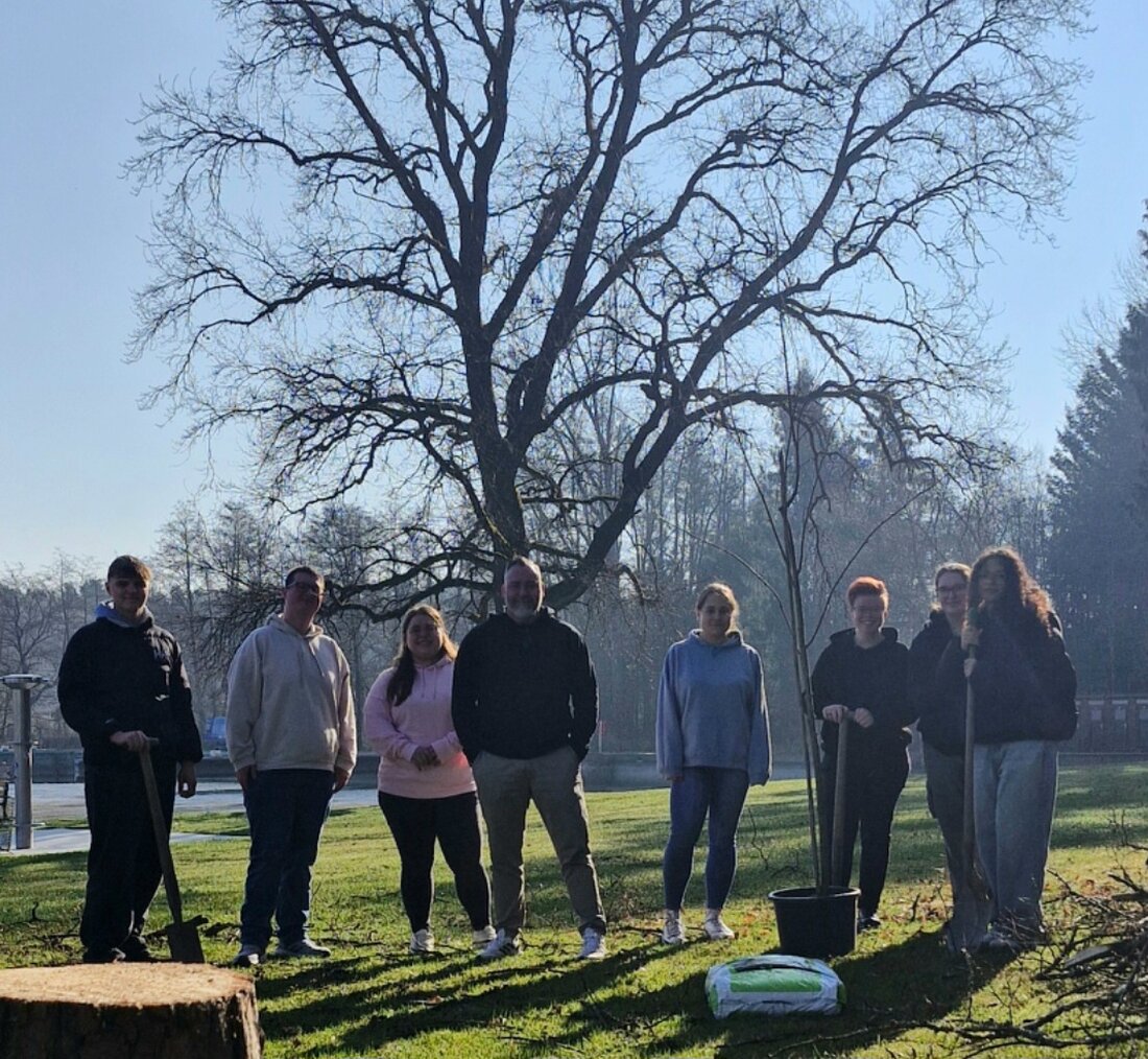 Weiden. Auszubildende der Firma G.U.T. Kreiner + Lindner KG pflanzten sechs Bäume beim Schätzlerbad zur Förderung von Umweltschutz und Nachhaltigkeit. Die Aktion, unterstützt von der Geschäftsleitung, stärkt das Umweltbewusstsein bei den Auszubildenden.
