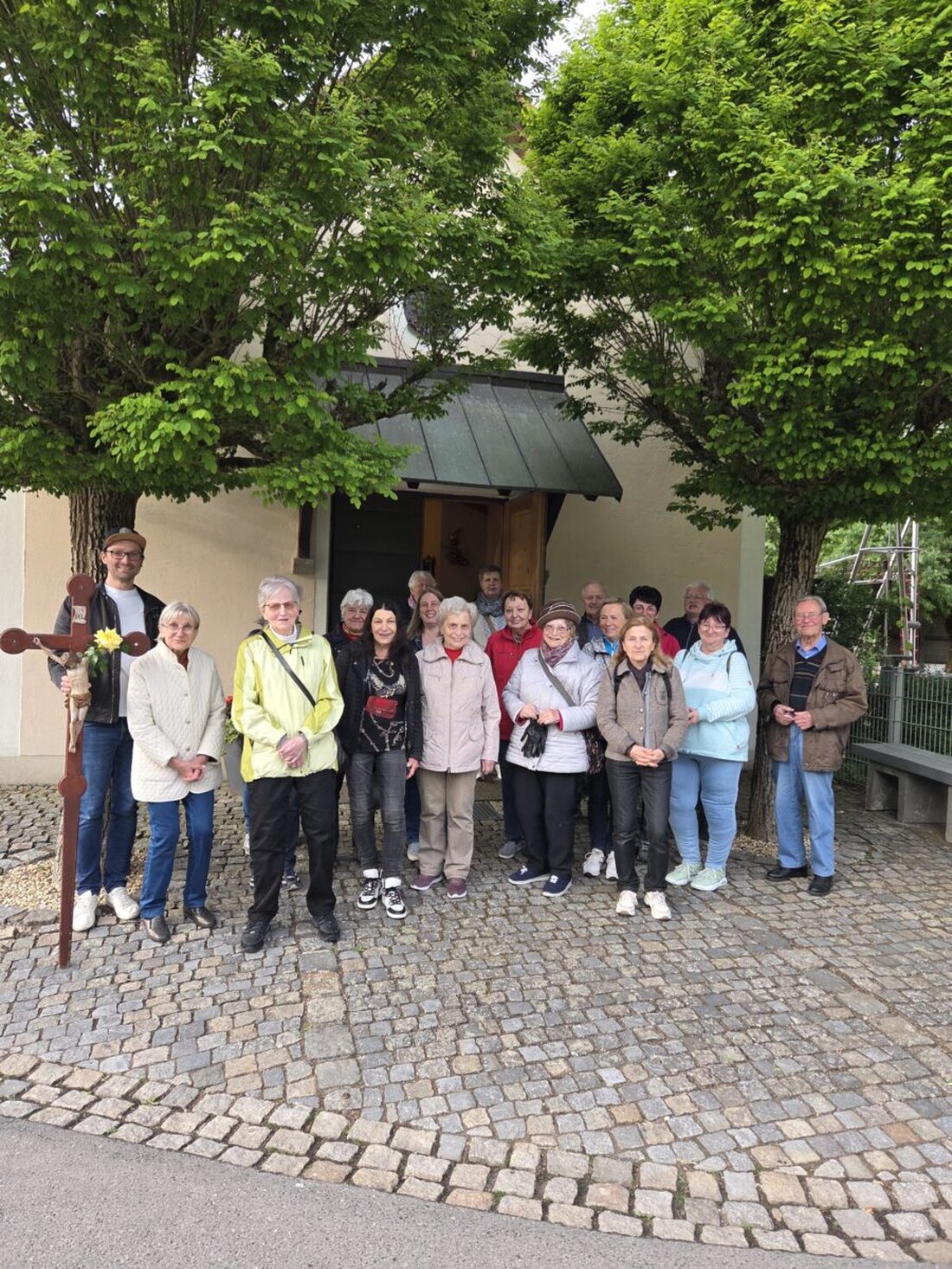 Weiden. Die katholischen Gläubigen der Pfarreiengemeinschaft Herz Jesu und St. Johannes nahmen an den traditionellen Bitttagen teil und pilgerten zur Kapelle in Frauenricht. Der Bittgang diente dem Gebet um günstiges Wetter und gute Ernte, mit Höhepunkt einer heiligen Messe in der Kapelle Mariä Heimsuchung.