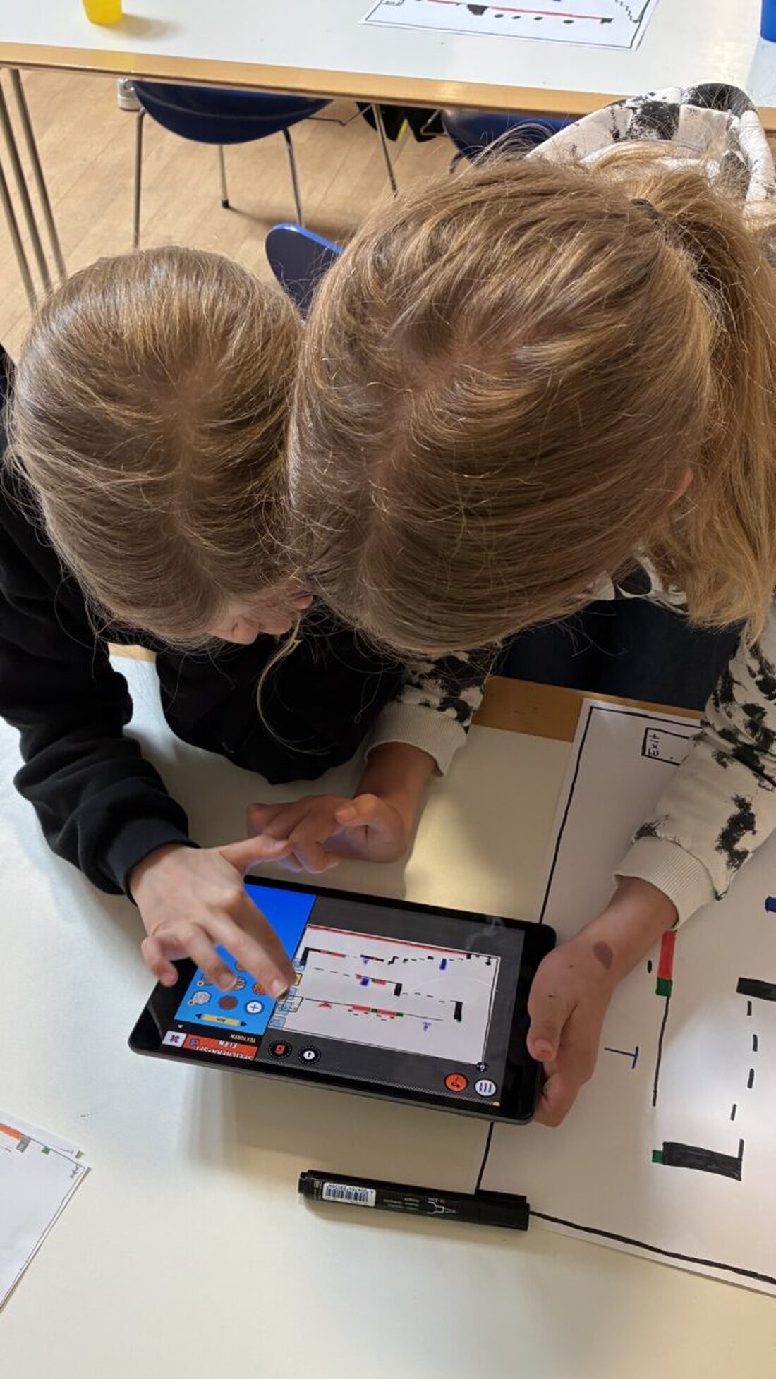 Weiden. Am 4. August 2025 erstellten 16 Kinder im Ferienprogramm "Game Designer" eigene Jump n Run Spiele, unterstützt vom T1 Jugendmedienzentrum und der Regionalbibliothek Weiden.