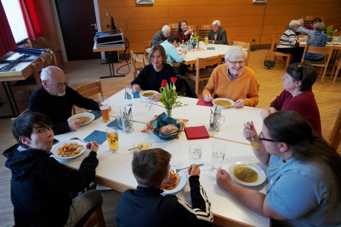 Weiden. Beim traditionellen Fastenessen der KAB St. Johannes in Weiden genossen viele Besucher Kartoffelsuppe und Penne mit Hackfleischsauce. Der Erlös wird den Maltesern für den Wünschewagen gespendet.