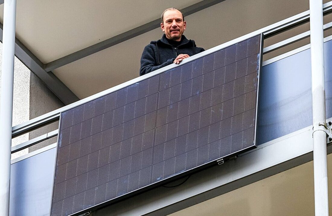Weiden. Jan Weiss ist der erste Mieter der Stadtbau GmbH Weiden, der ein Balkonkraftwerk installiert hat, was ihm ermöglicht, eigenen Strom zu erzeugen und zu verbrauchen.