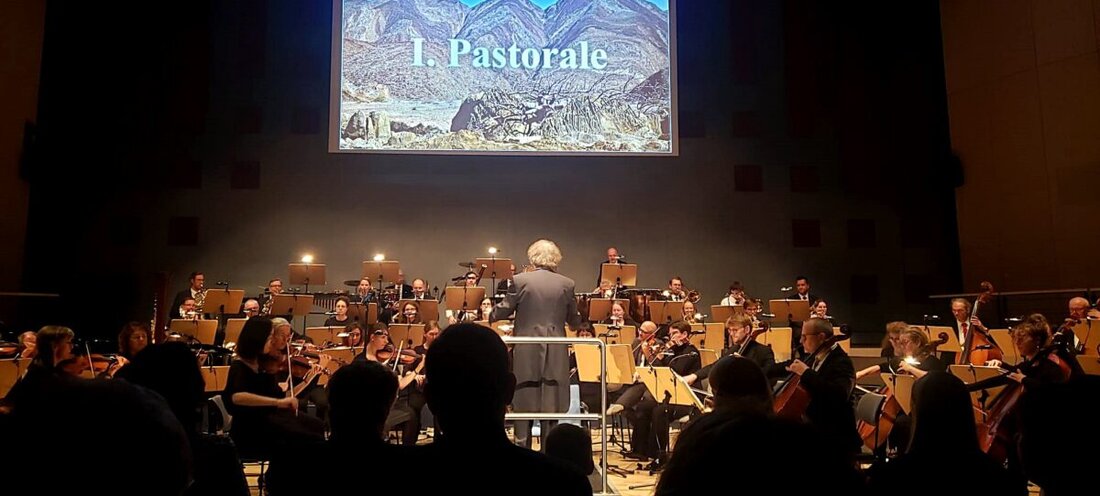 Weiden. Das Sinfonieorchester der Stadt Weiden thematisierte die "Vier Elemente" in einem Konzert, das Jugendliche und Familien anzog. Dirigent Dieter Müller verband die Elemente mit Werken bedeutender Komponisten in der Max-Reger-Halle.