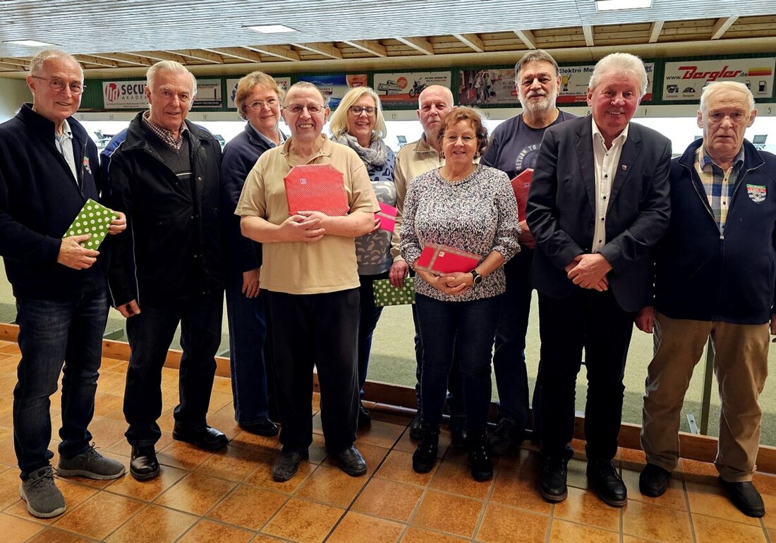 Weiden. Das 12. Hans-Forster-Schießen der 7er Kameradschaft zog 22 Mitglieder an, die in Paaren mit Luftpistolen um Preise schossen. Dagmar Schletz und Renate Flauger gewannen den Wettbewerb, der Abend endete gesellig mit der Verteilung von Schinkenhörnchen.