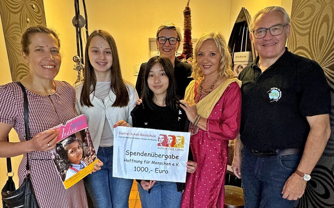 Weiden. Die Sophie-Scholl-Realschule spendete 1.000 Euro an "Hoffnung für Menschen", um indischen Slumkindern Schulbildung zu ermöglichen. Die Schüler sammelten das Geld bei verschiedenen Aktionen, um Kindern eine bessere Zukunft zu geben.