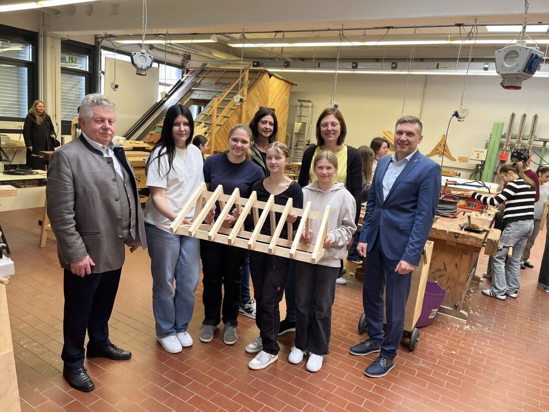 Weiden. Rund 100 Schülerinnen der Sophie-Scholl-Realschule entdeckten am Tag des Handwerks verschiedene Berufe praktisch. Bayern führt ab dem Schuljahr 2022/2023 einen verpflichtenden Handwerkstag für Schüler ein.