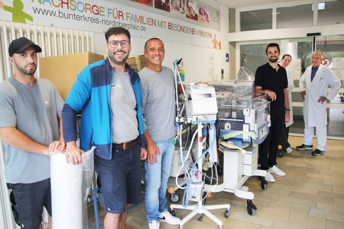 Weiden. Mitarbeitende der Kinderklinik Weiden und der Rotaryclub spenden Wärmebetten und Beatmungsgeräte für eine Klinik in Afghanistan, um die dortige Versorgung von Neugeborenen zu verbessern. Die Geräte sollen Ende des Jahres mit weiterem medizinischen Material nach Jalalabad transportiert werden.