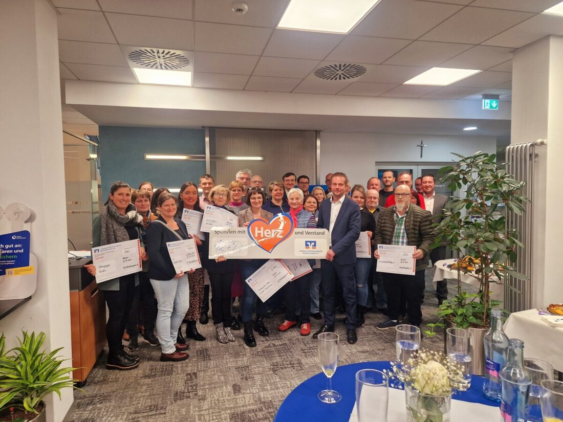 Weiden. Volksbank Raiffeisenbank Nordoberpfalz spendete 12.250 Euro an 33 lokale Vereine und Institutionen, um ihre regionale Verbundenheit zu zeigen.