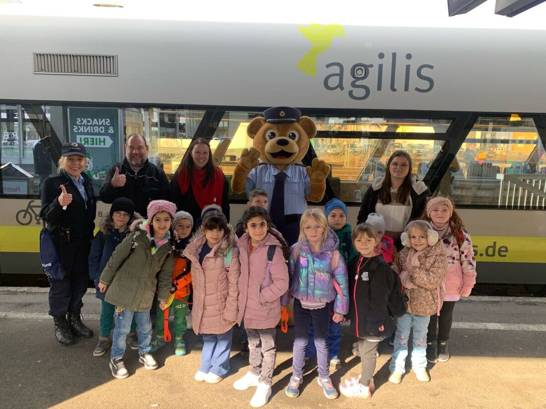 Weiden. Bundespolizei-Maskottchen "Toni der Bär" und ein Präventionsteam lehrten 13 Vorschulkinder sichere Verhaltensweisen an Bahnhöfen und in Zügen. 