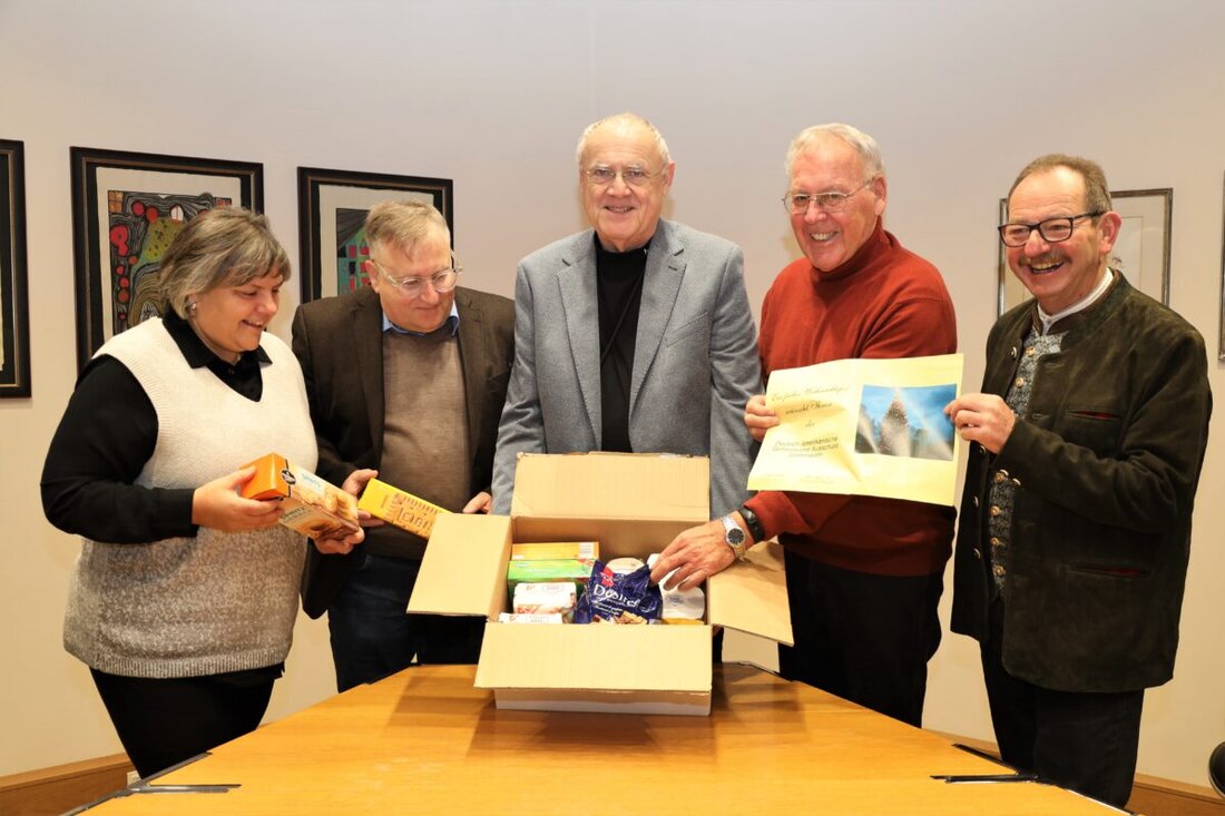 Weiden. DAGA hat für bedürftige Menschen in Weiden 50 Hilfspakete mit Lebensmitteln und Gütern des täglichen Bedarfs übergeben.