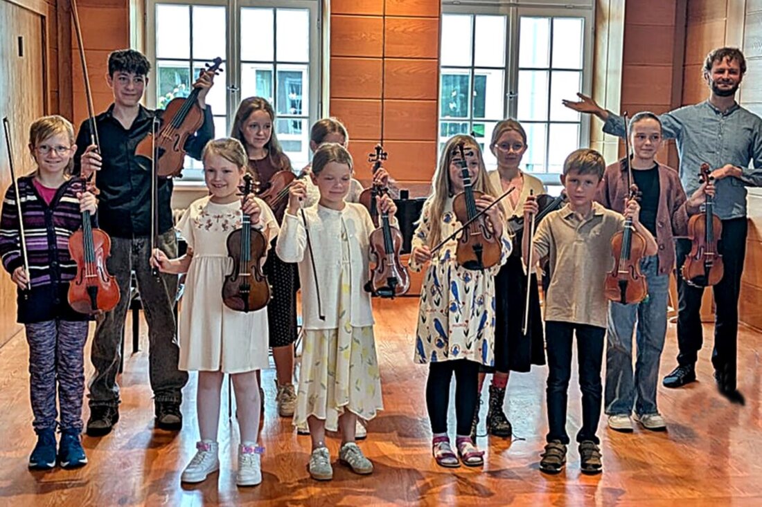 Weiden. Die Geigenklasse von Henry Cain beeindruckte in Weiden mit einem Jahreskonzert, das von Barock bis Star Wars reichte und das Publikum begeisterte.  