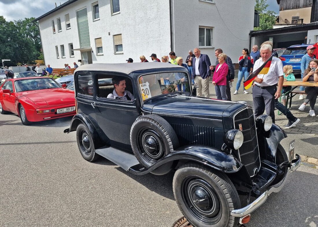 Weiden. Der Duft von Öl und Leder liegt wieder in der Luft, Motoren werden knattern, Chrom glänzt in der Morgensonne: Am Samstag, 12. Juli, verwandelt sich das Gelände der Firma Ach in Frauenricht wieder in ein Freilichtmuseum der besonderen Art. Die 37. Weidener ADAC Veteranen-Ausfahrt für Autos und Motorräder steht an, ein Muss für alle Oldtimerfreunde.