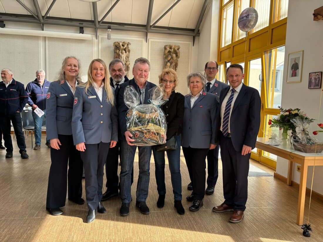 Weiden. Dieter Landgraf, der langjährige Dienststellenleiter und Geschäftsführer der Malteser in Weiden, wurde mit einer Andacht und einem Empfang in den Ruhestand verabschiedet. Er erhielt die Malteser Verdienstplakette in Silber und Dank von Kollegen, dem Oberbürgermeister und der Diözesangeschäftsführerin.