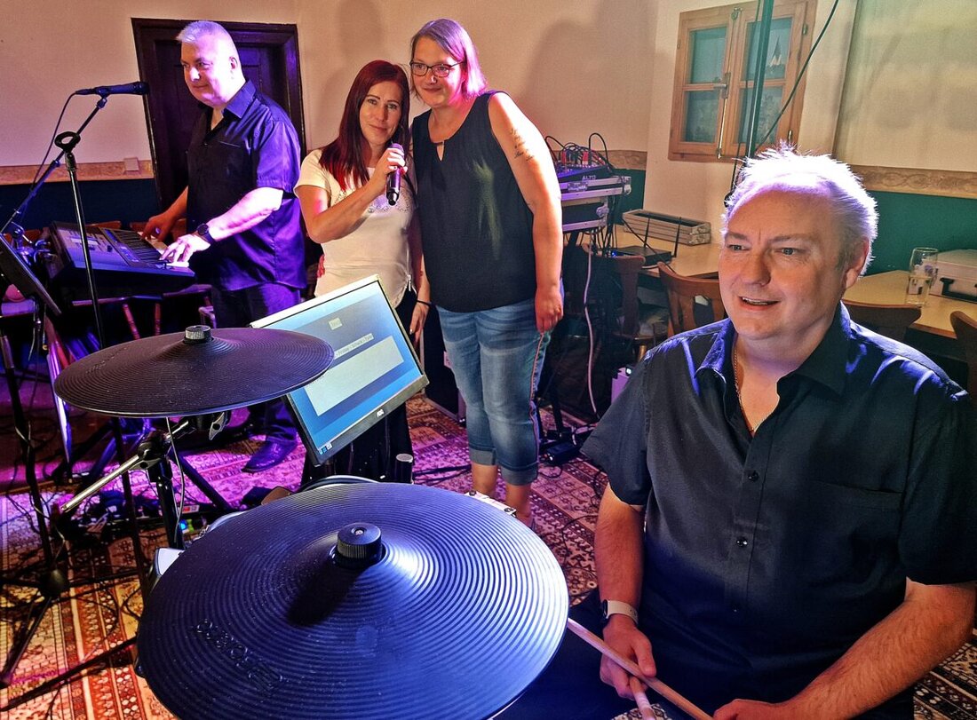 Weiden. Die Musik war rhythmisch, stimmungsvoll, die Geselligkeit gemütlich, gelöst – und doch stand an diesem Abend im Postkeller ein ernster Hintergrund im Mittelpunkt: das Schicksal von Jasmin Ludewig. Die junge Mutter aus Weiden kämpft gegen den Krebs. 