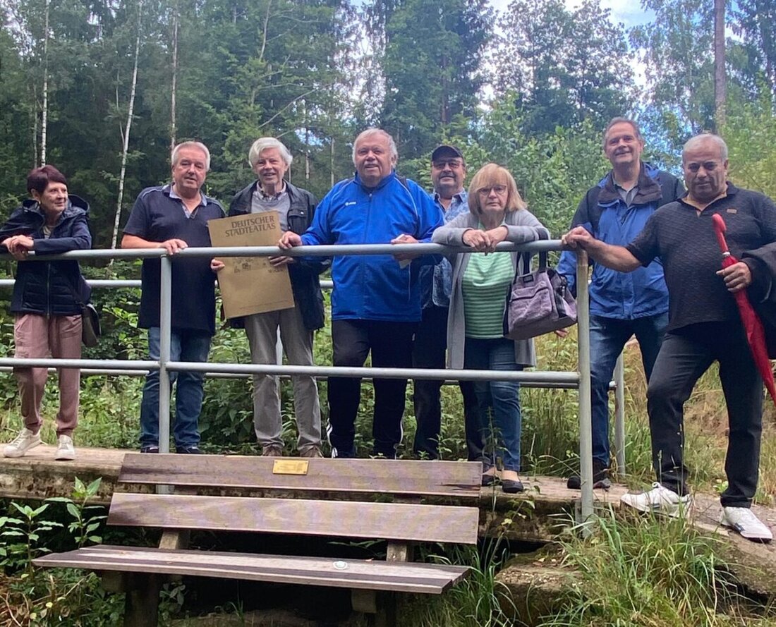 Weiden. Der SPD-Ortsverein Weiden-West-Neu unternahm eine Besichtigung der Wehranlage am Rehmühlbach, wobei Probleme wie Biberdämme und Versickerung thematisiert wurden. Eine Wiederherstellung des Bachlaufs wird aufgrund hoher Kosten und rechtlicher Schwierigkeiten auf absehbare Zeit nicht erfolgen.