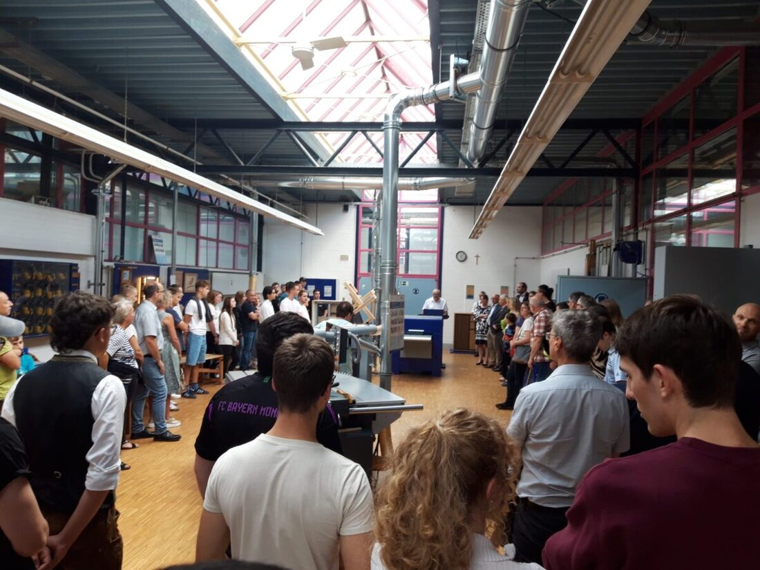 Weiden. An der Europa-Berufsschule wurden von Schreinerlehrlingen selbst geplante Werk- und Möbelstücke präsentiert, die aus verschiedenen Lernfeldern stammen. Die Veranstaltung wurde von vielen Gästen, darunter auch Vertreter des öffentlichen Lebens, besucht.