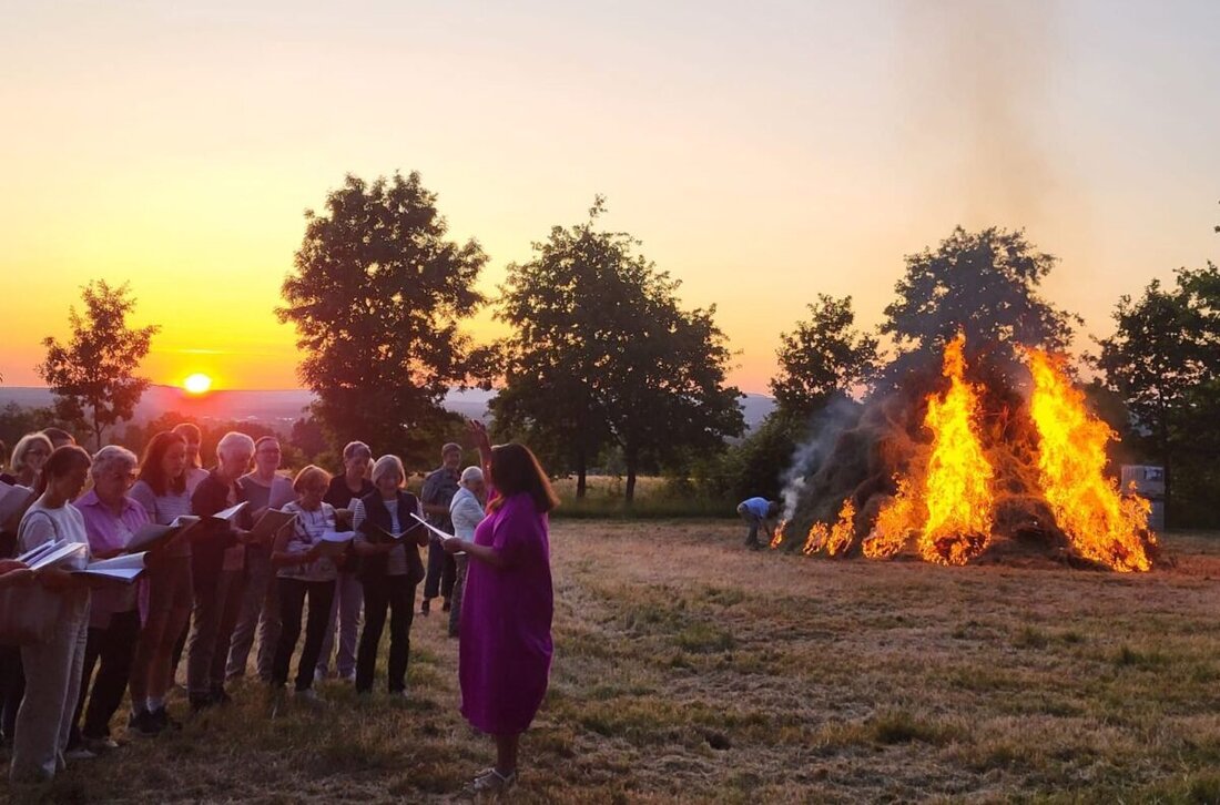Weiden. Traditionelles Sonnwendfeuer des OWV-Zweigvereins Weiden lockte viele Gäste, umgeben von bedeutenden Persönlichkeiten und gesegnet durch Pfarrer Pausch.