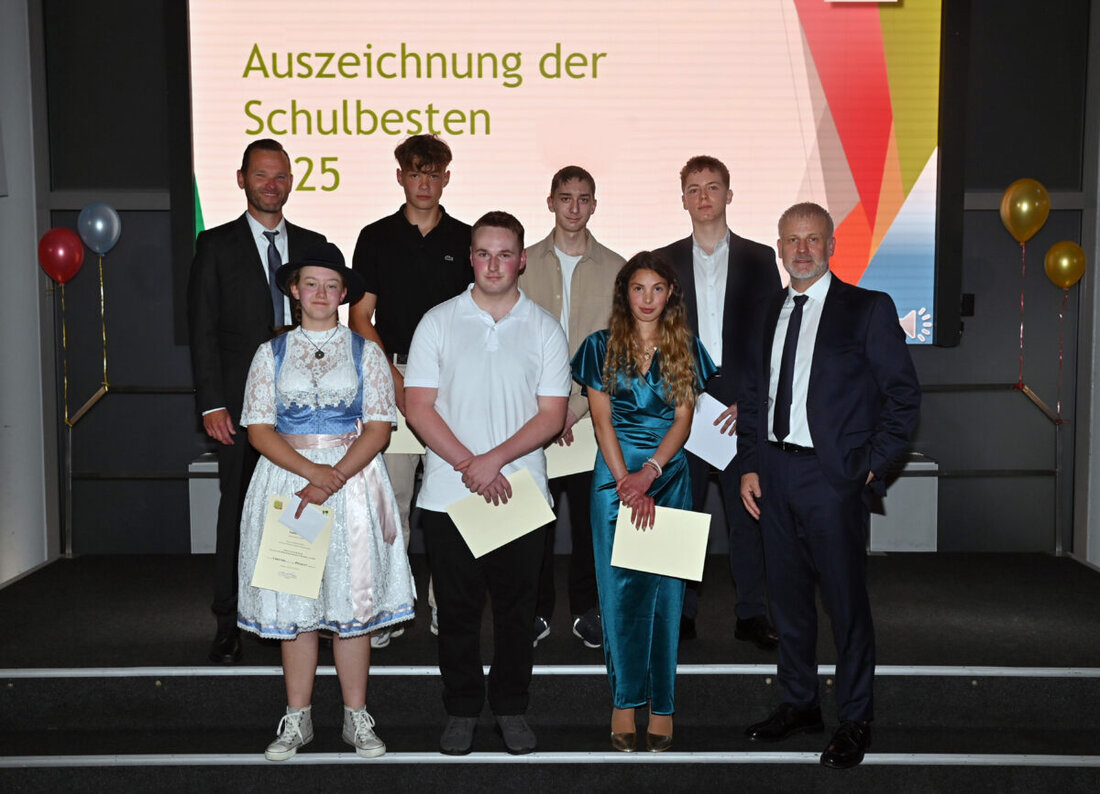 Weiden. 65 Absolventen der Wirtschaftsschule Weiden empfingen ihre Abschlusszeugnisse in einer Feier mit Zeugnisvergabe und Ehrung der Besten. Luis Johnson glänzte mit einem Notendurchschnitt von 1,0 und erhielt einen Staatspreis.