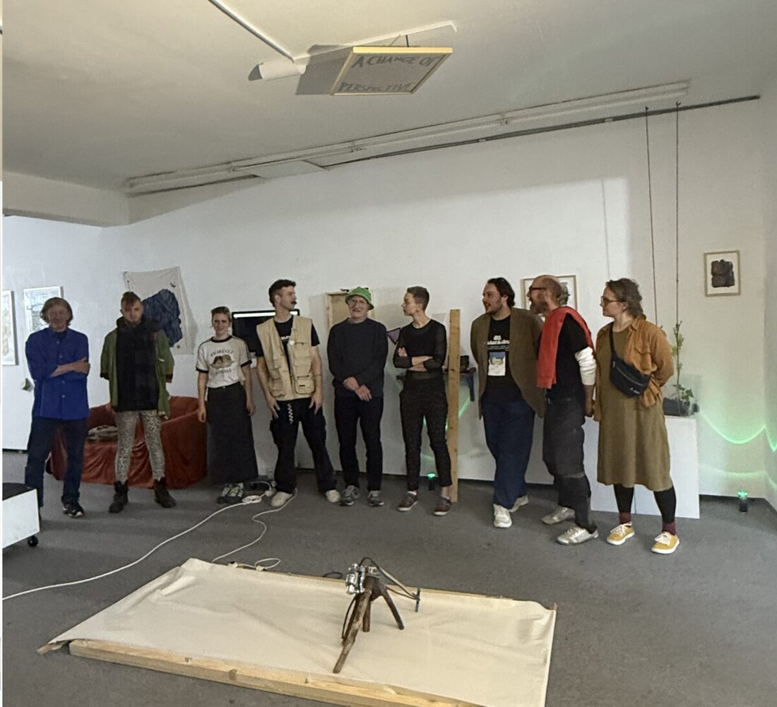 Weiden. Die erste klimaneutrale Kunstausstellung "SOLARPUNK" im Kunstverein zog am Freitagabend etwa 50 Besucher an. Acht Künstler aus vier Ländern präsentierten ihre Werke, betrieben durch Photovoltaikstrom, bis zum 3. Juni 2025.