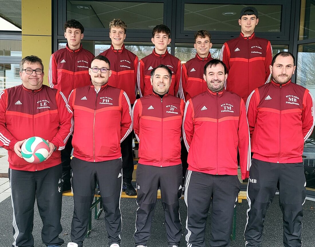 Weiden. Der BVS Weiden startete in der Bayernliga mit zwei Fußballtennismannschaften, wobei "Weiden 1" um die Meisterschaft mitspielt und "Weiden 2 Babys", bestehend aus 15- und 16-Jährigen, ihren ersten Sieg feierten. Die erste Mannschaft erreichte am 1. Spieltag den 3. Platz und die "Babys" gingen mit zwei Siegen zu den Abendveranstaltungen.