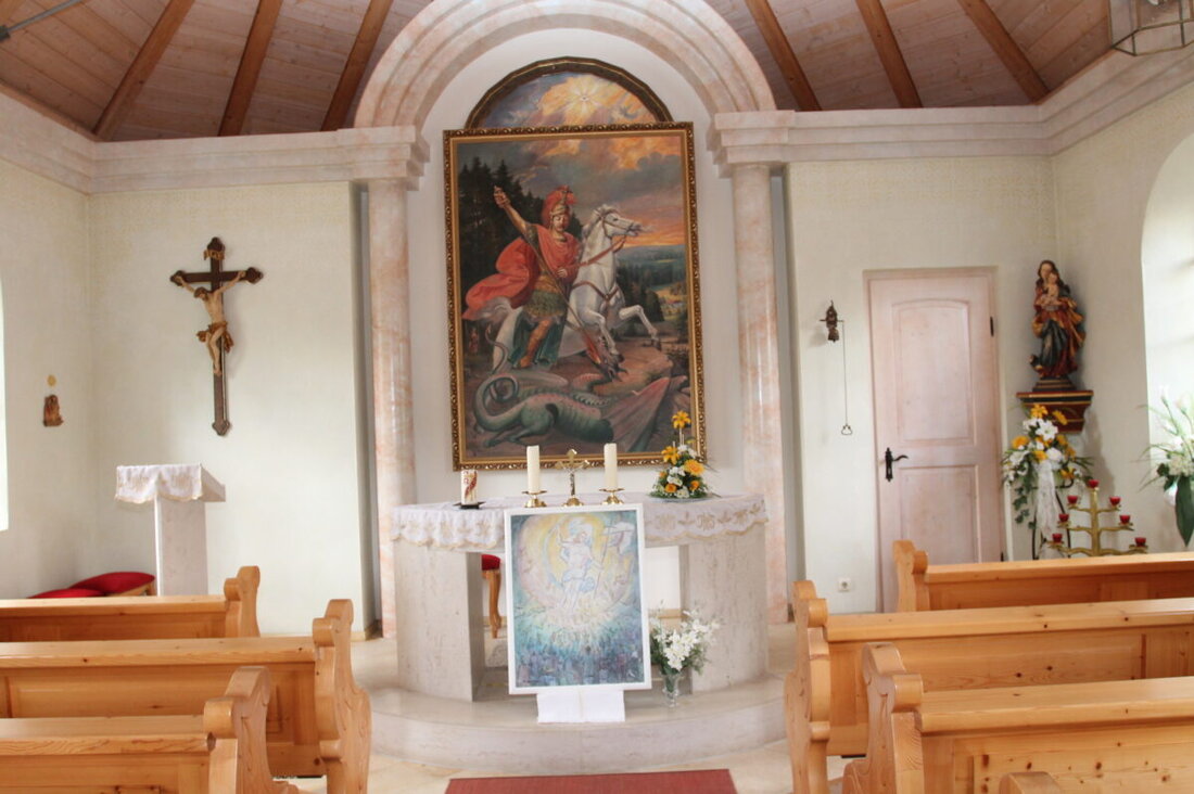 Georgenberg. Die Fördergemeinschaft Dorfkapelle St. Georg feiert am Sonntag, 30. August, die 30. Wiederkehr der Weihe mit einem Festgottesdienst um 10 Uhr. Altar- und Marienbild stammen vom Künstler Reinhold Schultes.