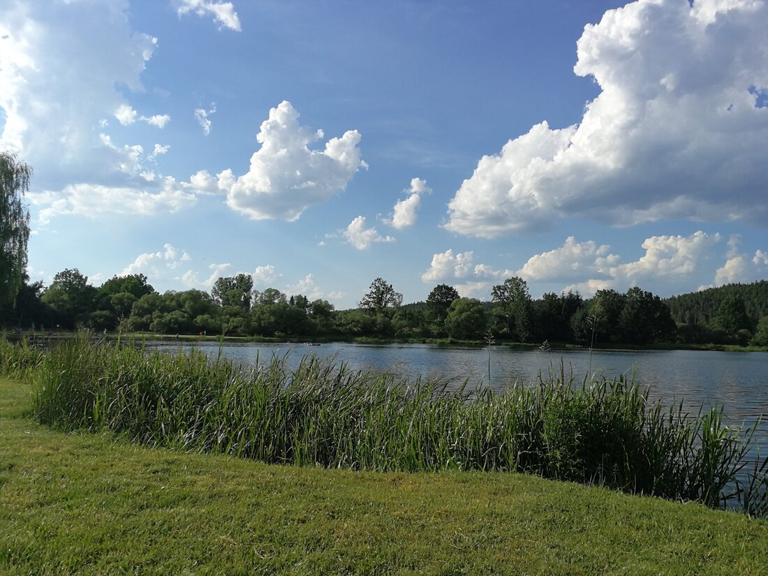 Weiherhammer. Eine Etzenrichterin (35) nutzt das Sommerwetter, um am Blauher Weiher zu relaxen. In der Zwischenzeit macht sich jemand an ihrem Wagen zu schaffen.  Ihren schwarzen Nissan Altima soll die [&hellip;]