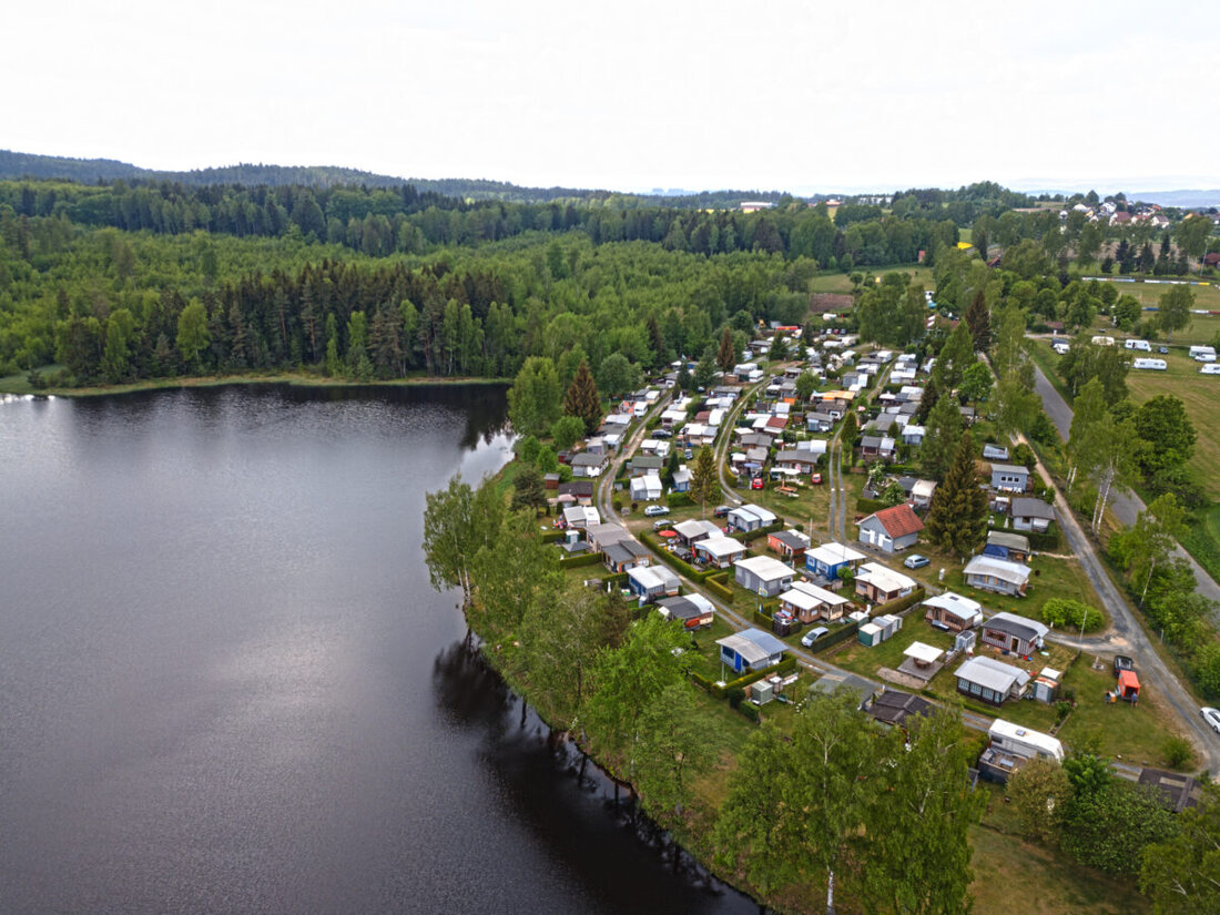 Plößberg. Die Neuausrichtung des Campingplatzes wird mit einer europaweiten Ausschreibung neu beauftragt, nachdem Planungen mit einem Betreiber scheiterten. Interessenten können sich mit eigenen Konzepten bewerben, um den Platz nachhaltig und wirtschaftlich zu betreiben.