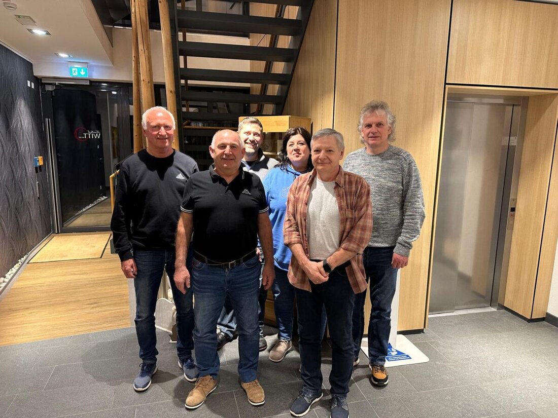 Weiherhammer. Der Bienenzuchtverein Weiherhammer bestätigte seine Vorstandschaft einstimmig für weitere drei Jahre und verzeichnet einen Mitgliederstand von 34 aktiven Imkern, die 274 Bienenvölker betreuen.