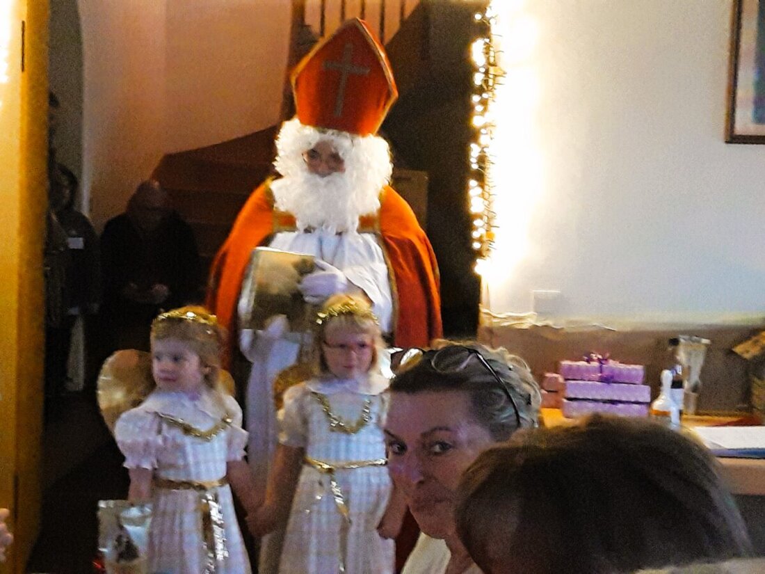 Weiherhammer. Senioren genossen einen besinnlichen Nachmittag im adventlich geschmückten Pfarrheim, inklusive Nikolausbesuch und Geschenken.